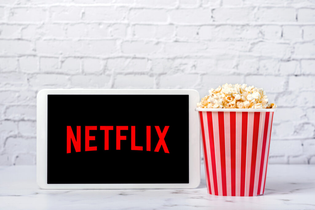 Netflix auf dem iPad und daneben Popcorn