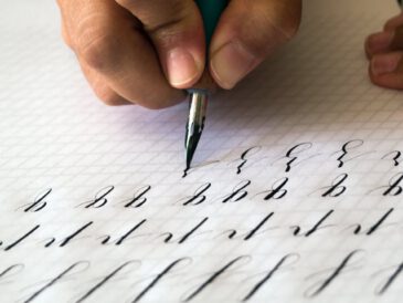 Ein Mann schreibt in verschiedenen Schriftarten